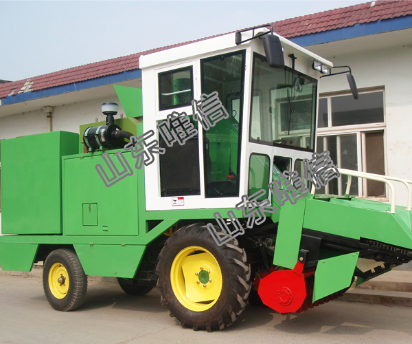 Corn Harvester Machine