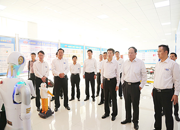 Warmly Welcome The Yantai High-Tech Zone Working Committee Secretary Management Committee Director Yu Dong And His Entourage To Visit Shandong Weixin Group